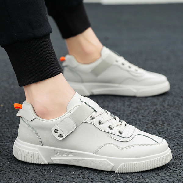 Alkalmi bőr tornacipő matricákkal és nyakkendőkkel