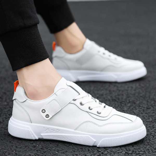 Alkalmi bőr tornacipő matricákkal és nyakkendőkkel