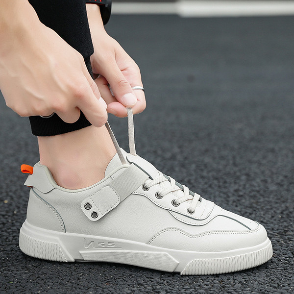 Alkalmi bőr tornacipő matricákkal és nyakkendőkkel