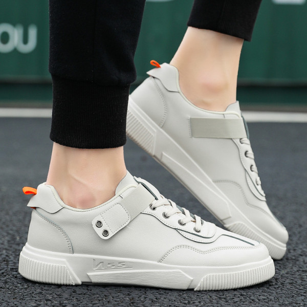 Alkalmi bőr tornacipő matricákkal és nyakkendőkkel