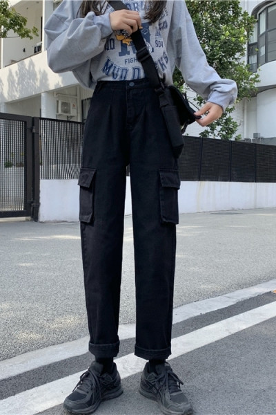 Széles női nadrág magas derékkal és zsebekkel