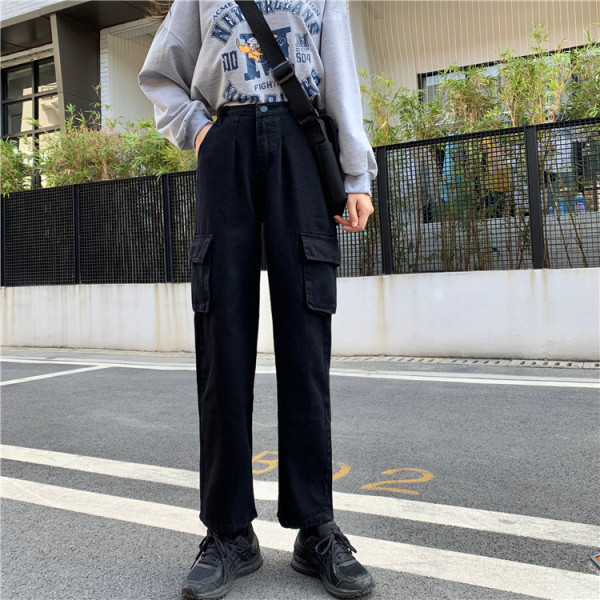 Széles női nadrág magas derékkal és zsebekkel