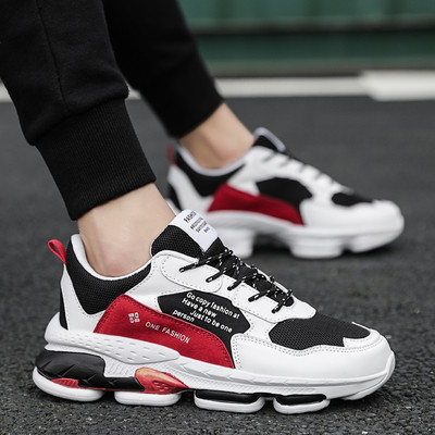 Modern férfi tornacipő durva talppal és fűzővel