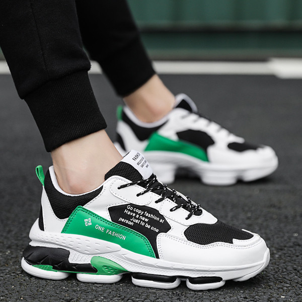 Modern férfi tornacipő durva talppal és fűzővel