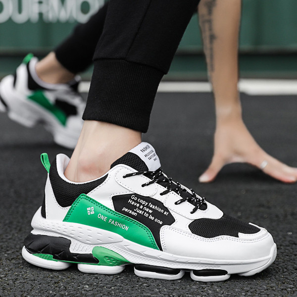 Modern férfi tornacipő durva talppal és fűzővel