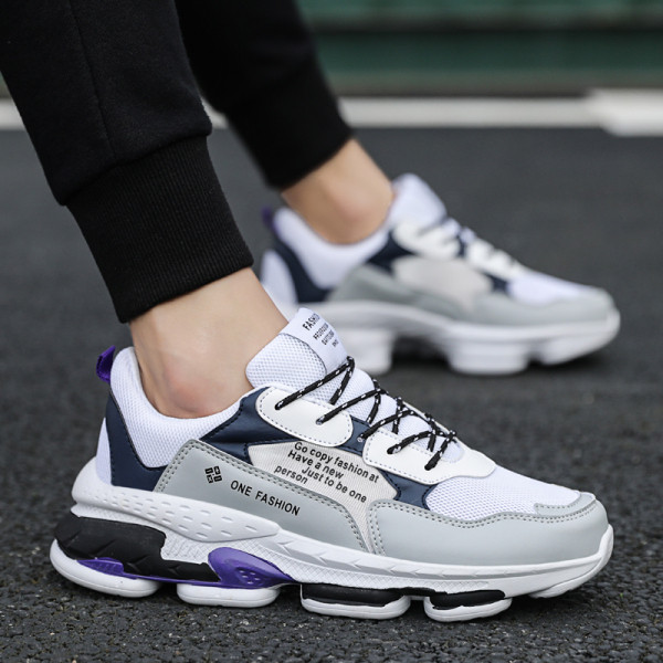 Modern férfi tornacipő durva talppal és fűzővel