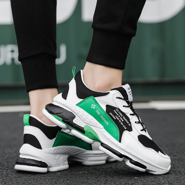 Modern férfi tornacipő durva talppal és fűzővel