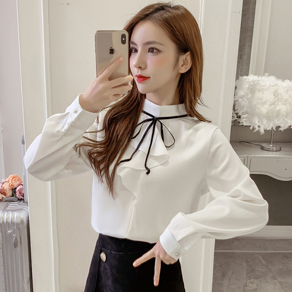 Stilīgs sieviešu krekls ar augstu apkakli, garām piedurknēm un lenti