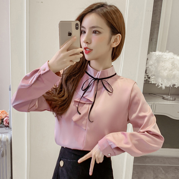 Stilīgs sieviešu krekls ar augstu apkakli, garām piedurknēm un lenti