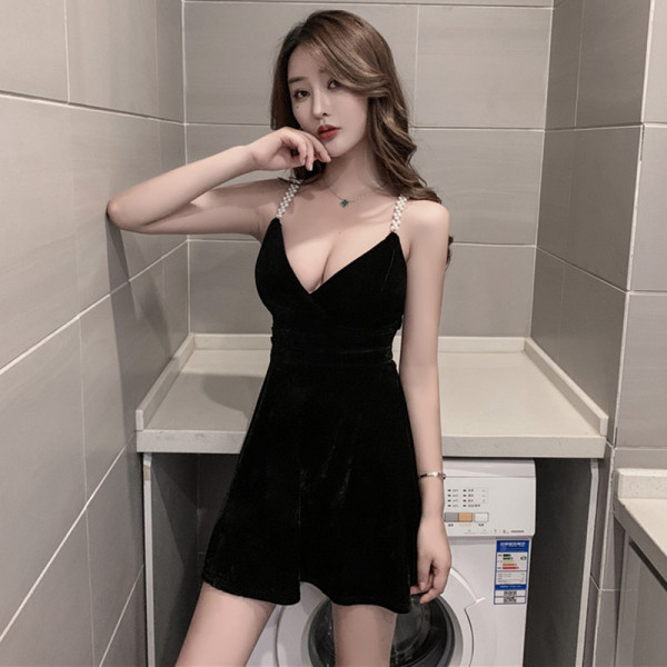 Stílusos női bársonyruha gyöngyökkel