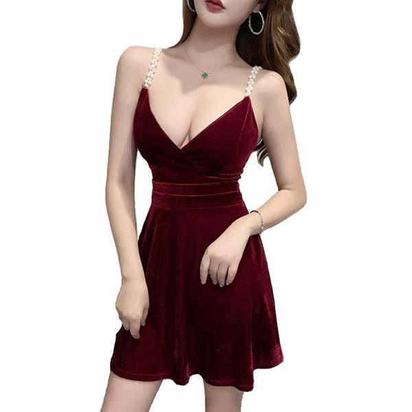 Stílusos női bársonyruha gyöngyökkel