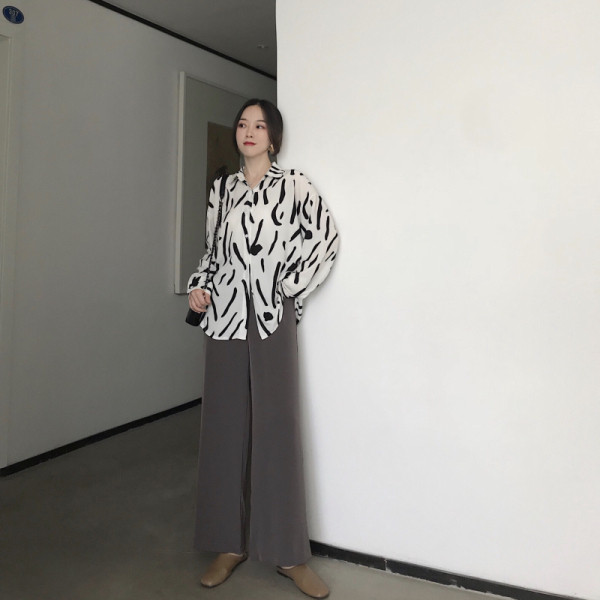 Platas sieviešu bikses ar augstu vidukli un pogu