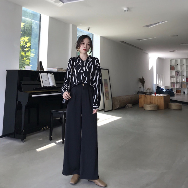 Platas sieviešu bikses ar augstu vidukli un pogu