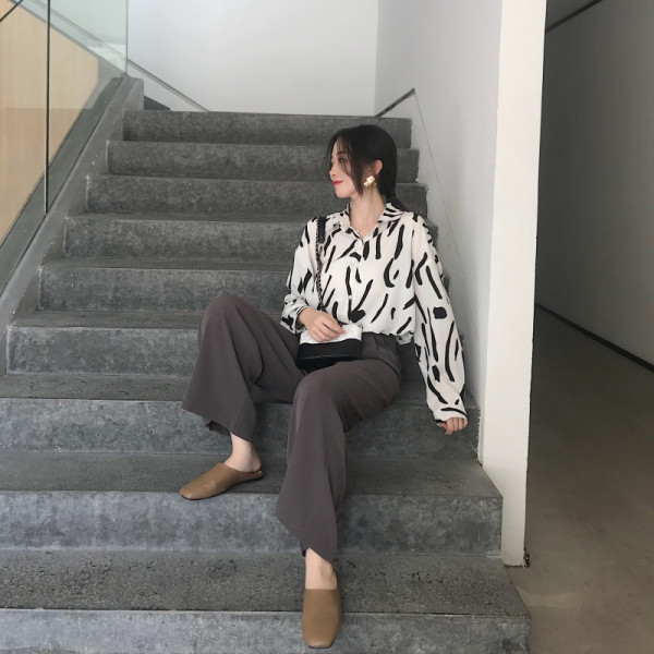 Platas sieviešu bikses ar augstu vidukli un pogu