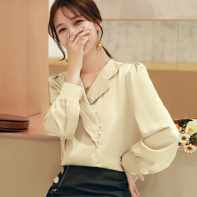 Elegantna ženska košulja sa špic izrezom i dugim rukavima