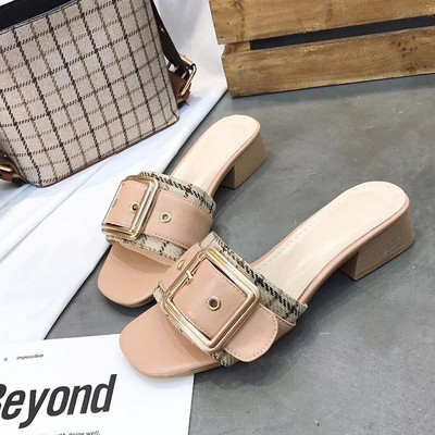 Női hétköznapi papucs lapos talppal és fém csattal