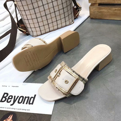 Női hétköznapi papucs lapos talppal és fém csattal