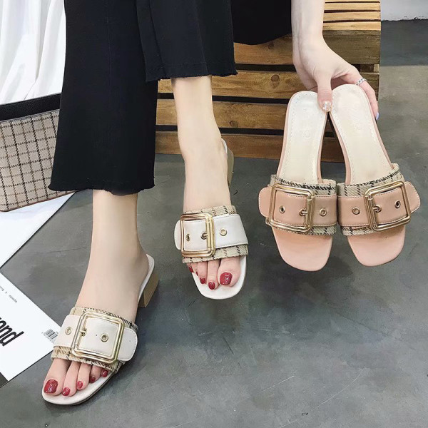 Női hétköznapi papucs lapos talppal és fém csattal