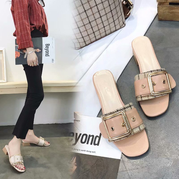 Női hétköznapi papucs lapos talppal és fém csattal