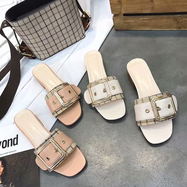 Női hétköznapi papucs lapos talppal és fém csattal