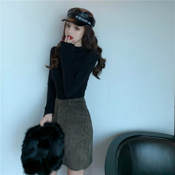 Pieguļoša sieviešu blūze ar augstu apkakli