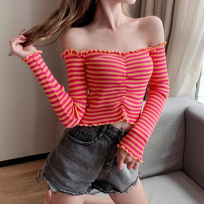 Pripijena ženska bluza na pruge sa spuštenim rukavima