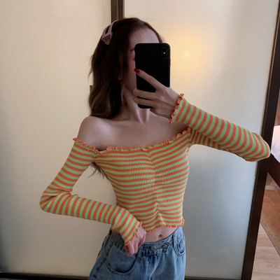 Pripijena ženska bluza na pruge sa spuštenim rukavima