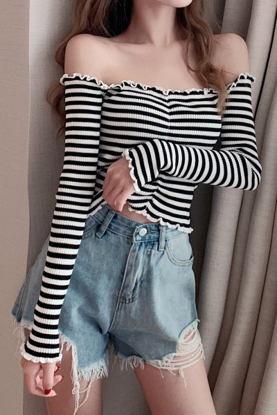 Pripijena ženska bluza na pruge sa spuštenim rukavima