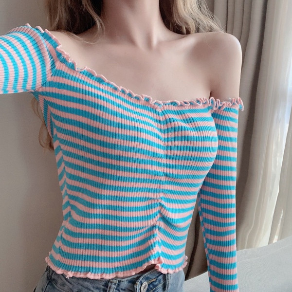 Pripijena ženska bluza na pruge sa spuštenim rukavima