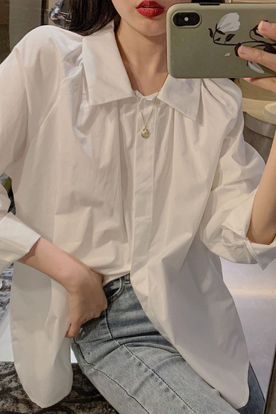 Balts sieviešu krekls ar klasisku apkakli un garām piedurknēm