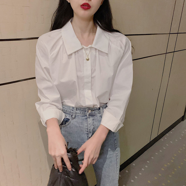 Balts sieviešu krekls ar klasisku apkakli un garām piedurknēm