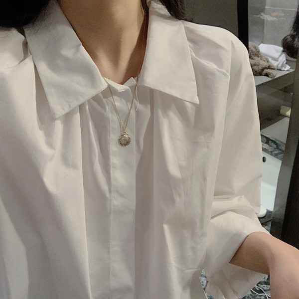 Balts sieviešu krekls ar klasisku apkakli un garām piedurknēm