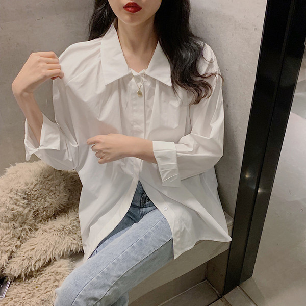 Balts sieviešu krekls ar klasisku apkakli un garām piedurknēm