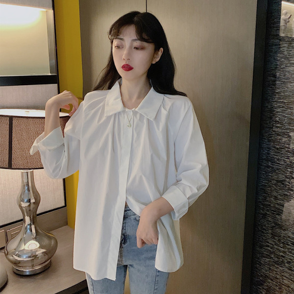 Balts sieviešu krekls ar klasisku apkakli un garām piedurknēm