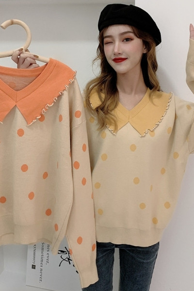 Széles női pöttyös blúz spitz nyakkivágással