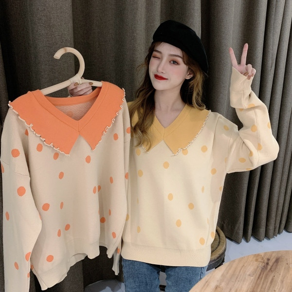 Széles női pöttyös blúz spitz nyakkivágással