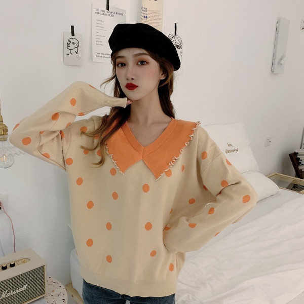 Széles női pöttyös blúz spitz nyakkivágással