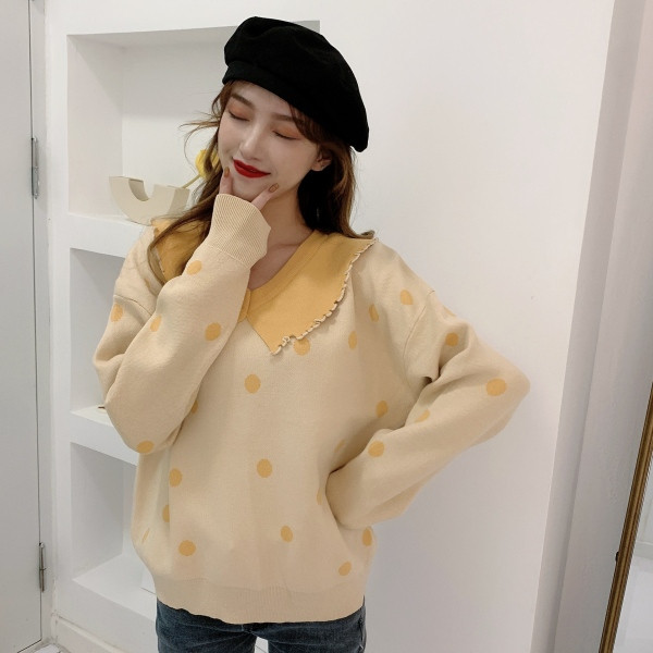 Széles női pöttyös blúz spitz nyakkivágással