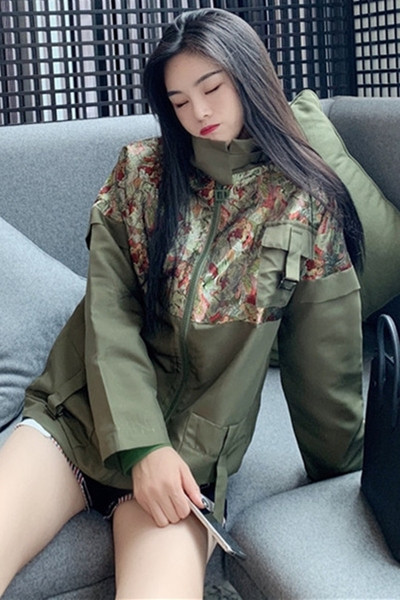 Sieviešu pavasara jaka ar rāvējslēdzēju un ziedu apdruku