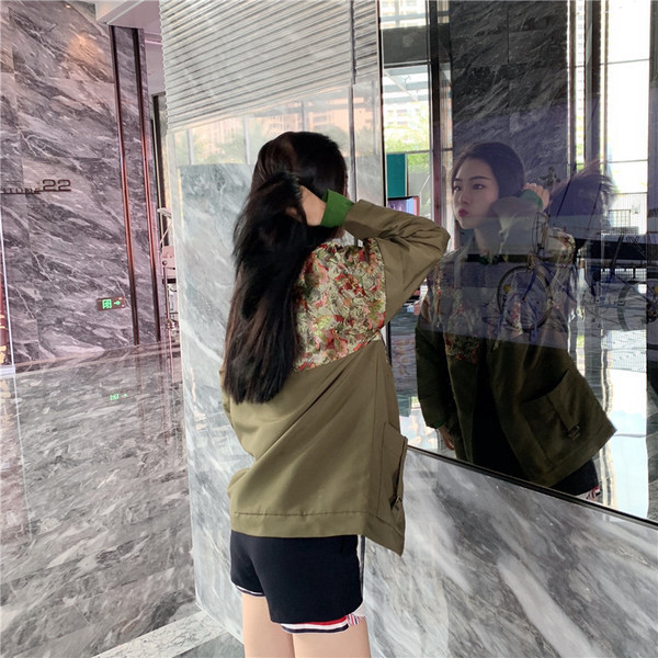 Sieviešu pavasara jaka ar rāvējslēdzēju un ziedu apdruku