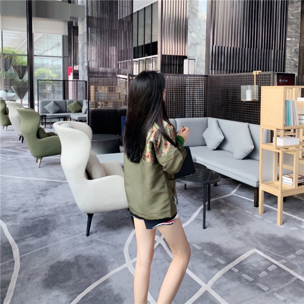 Sieviešu pavasara jaka ar rāvējslēdzēju un ziedu apdruku