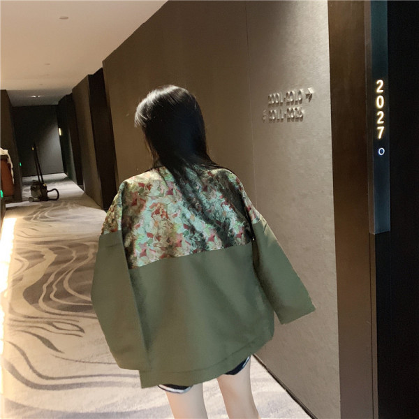 Sieviešu pavasara jaka ar rāvējslēdzēju un ziedu apdruku