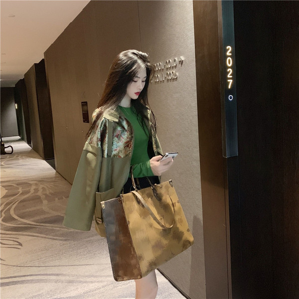 Sieviešu pavasara jaka ar rāvējslēdzēju un ziedu apdruku