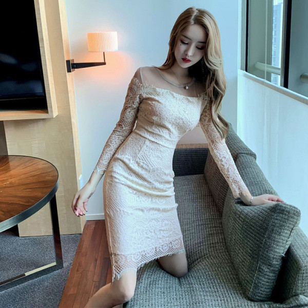 Aktuāla sieviešu kleita ar mežģīnēm un apaļu kakla izgriezumu