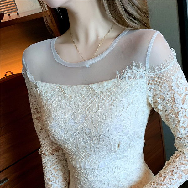 Aktuāla sieviešu kleita ar mežģīnēm un apaļu kakla izgriezumu