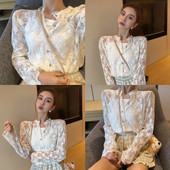 Fehér női ing gombokkal és csipkével