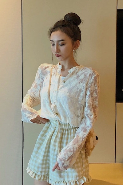 Fehér női ing gombokkal és csipkével