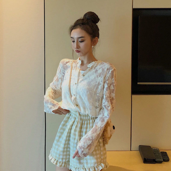 Fehér női ing gombokkal és csipkével