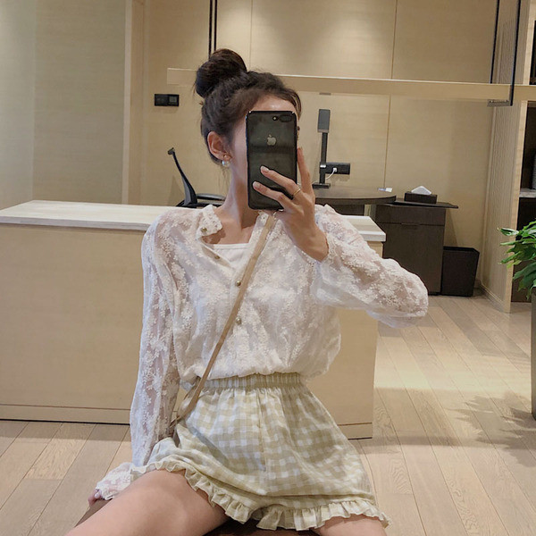 Fehér női ing gombokkal és csipkével