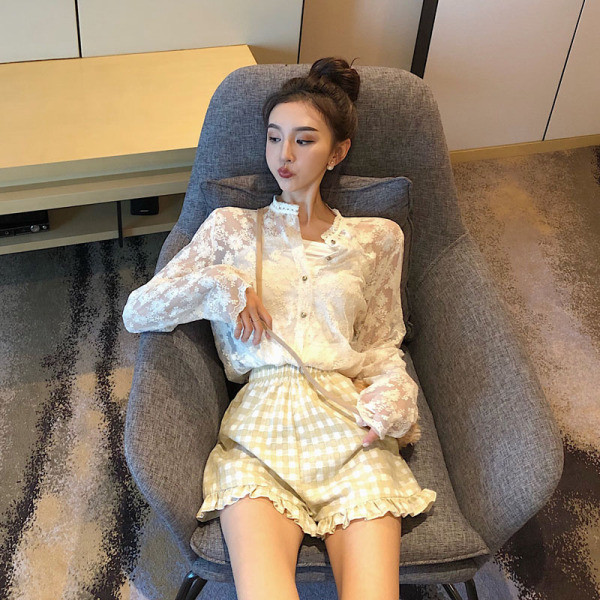 Fehér női ing gombokkal és csipkével